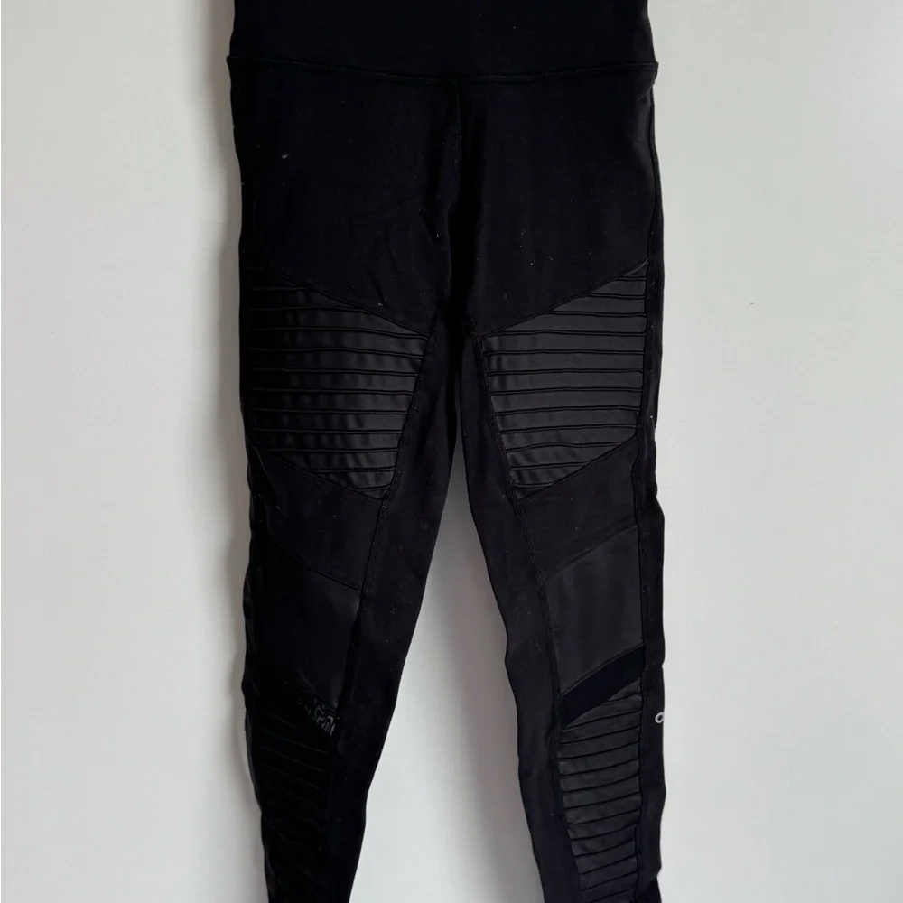 ALO YOGA High-Waist Moto‎ Legging Black woman XS sculpts lifts gorpcore